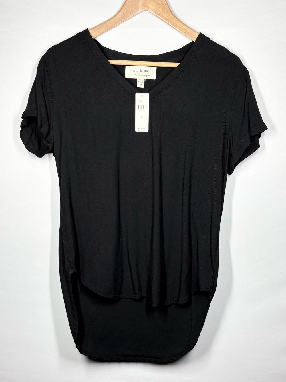 NWT Anthropologie CLOTH & STONE Black V-Neck High-Low Tee. Short Sleeve. XS